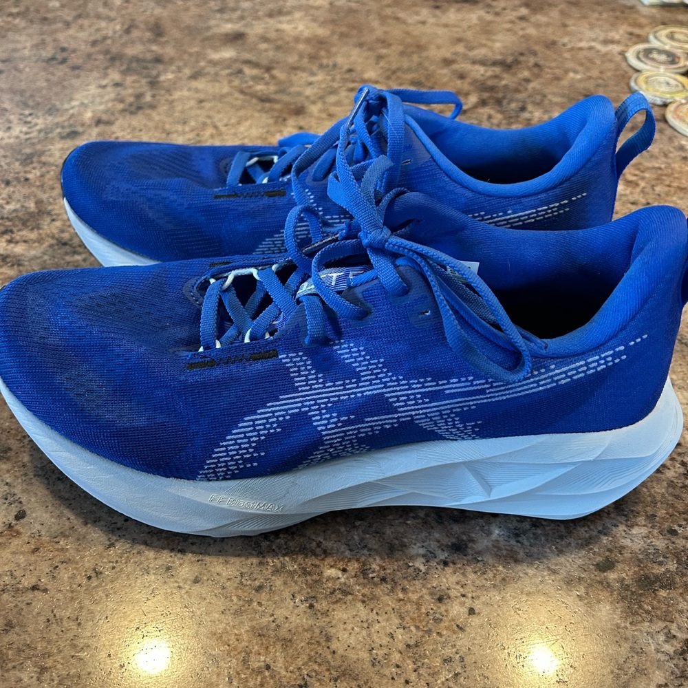 ASICS Novablast 5 in Blue sz 9